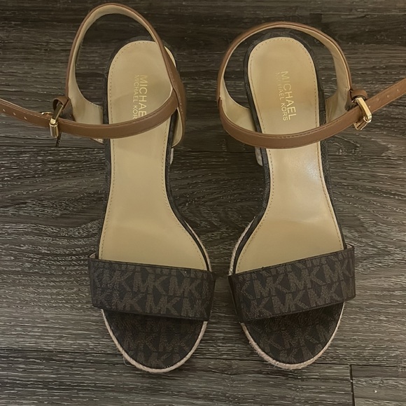 Michael kors chunky heel - Picture 2 of 3